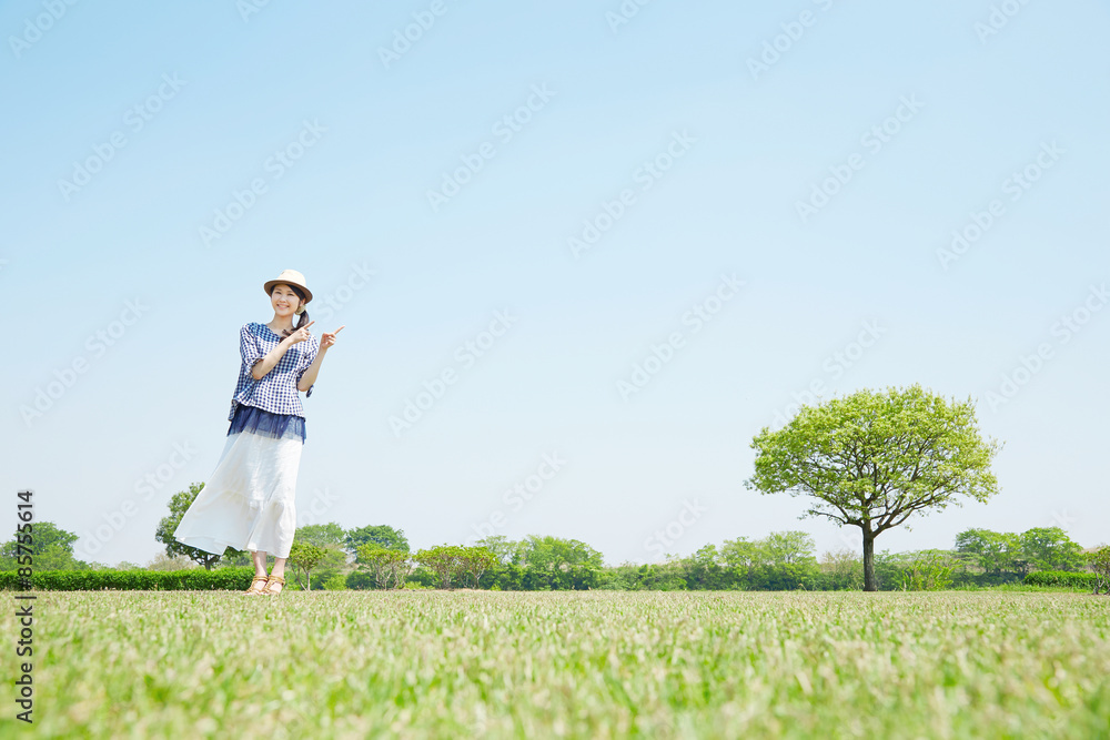 公園で指差す女性