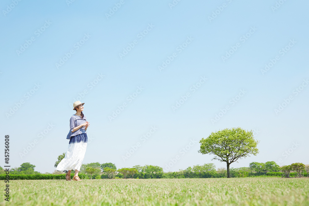 公園を散歩する女性