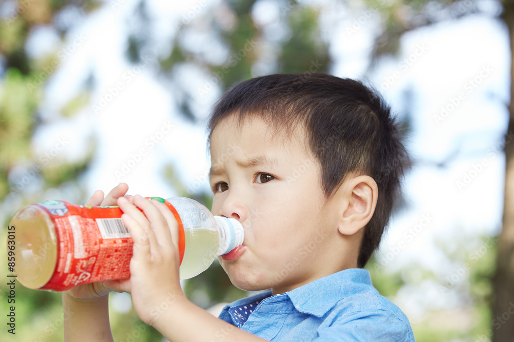 飲み物を飲む男の子