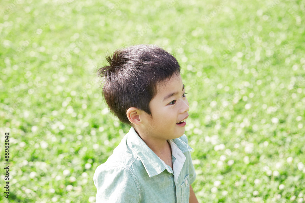 原っぱにいる男の子