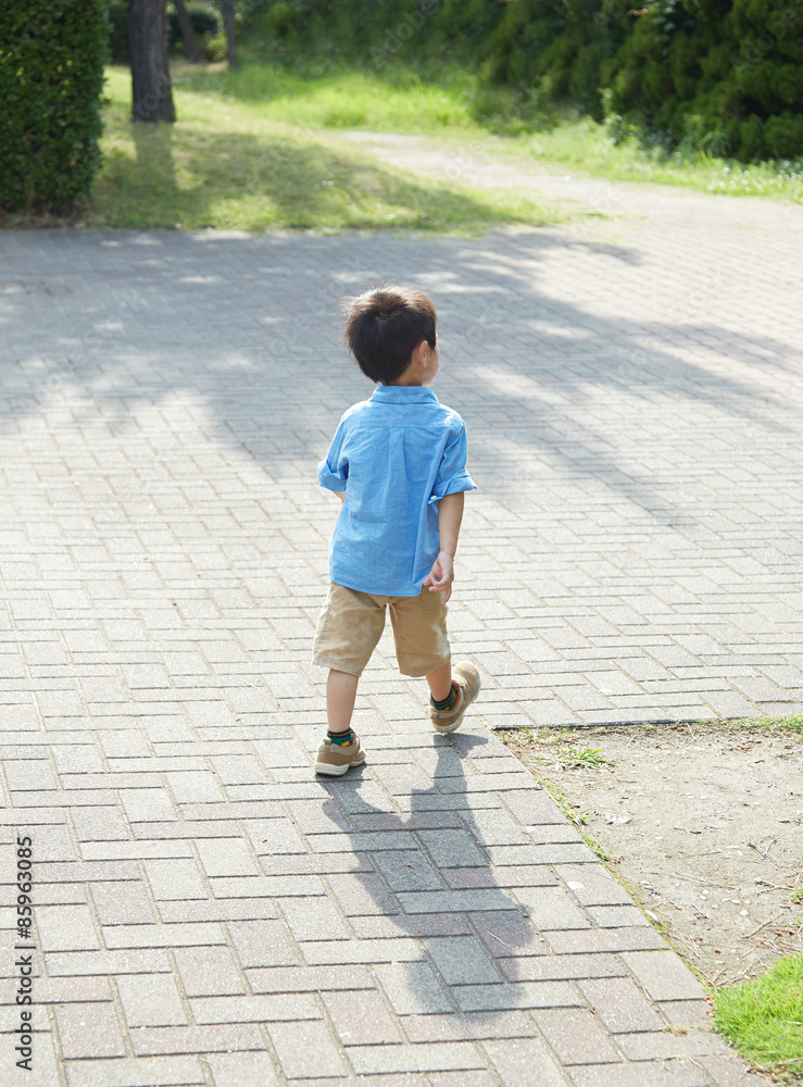 外を歩く男の子