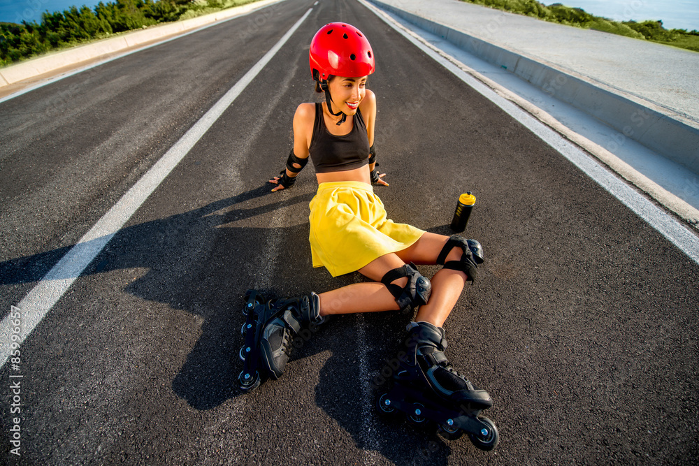 高速公路上带压路机的运动女性