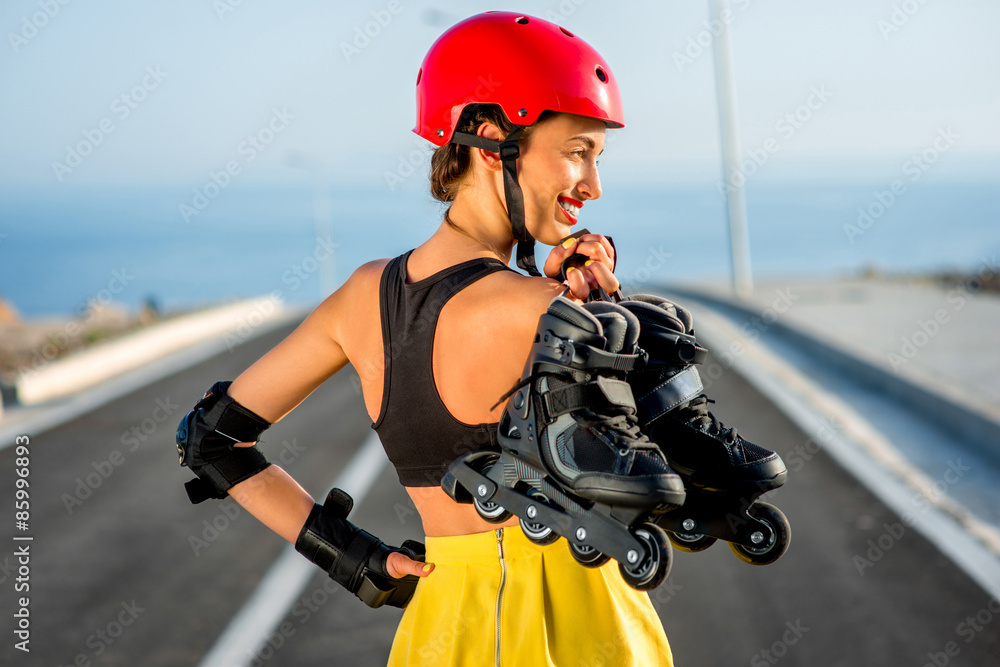 高速公路上带压路机的运动女性