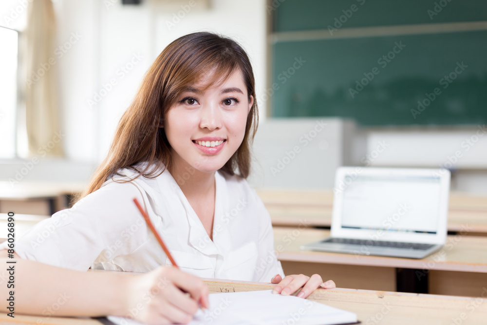 亚洲美女女学生课堂学习画像