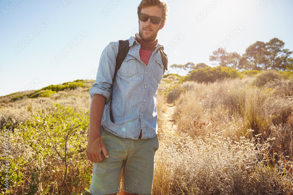 英俊的年轻人在大自然中徒步旅行