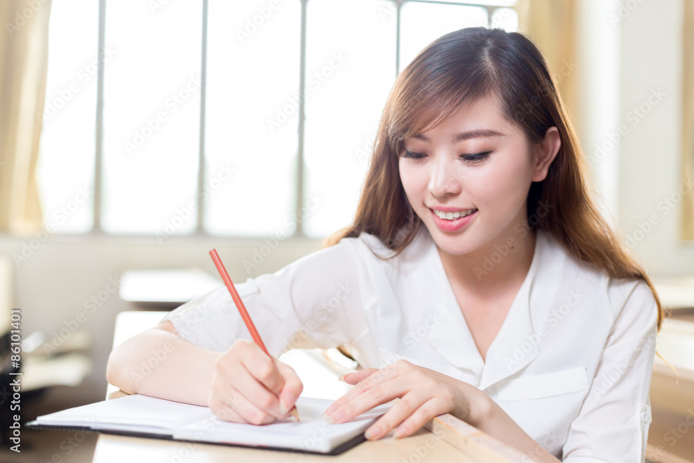 亚洲美女女学生课堂学习肖像