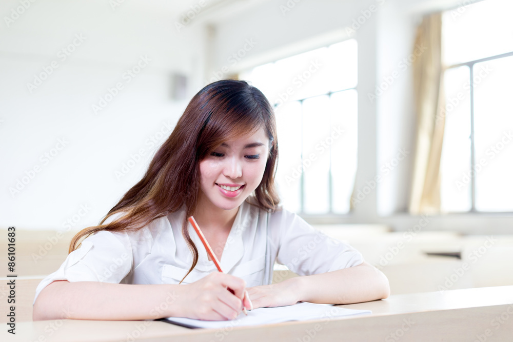 亚洲美女女学生课堂学习画像