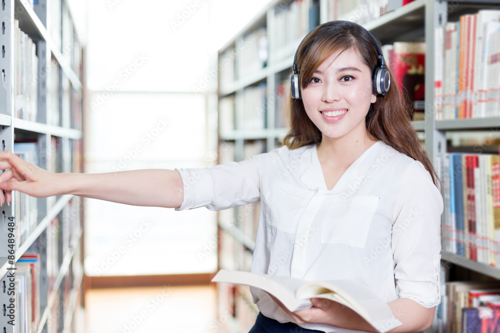 图书馆里的亚洲美女女学生画像