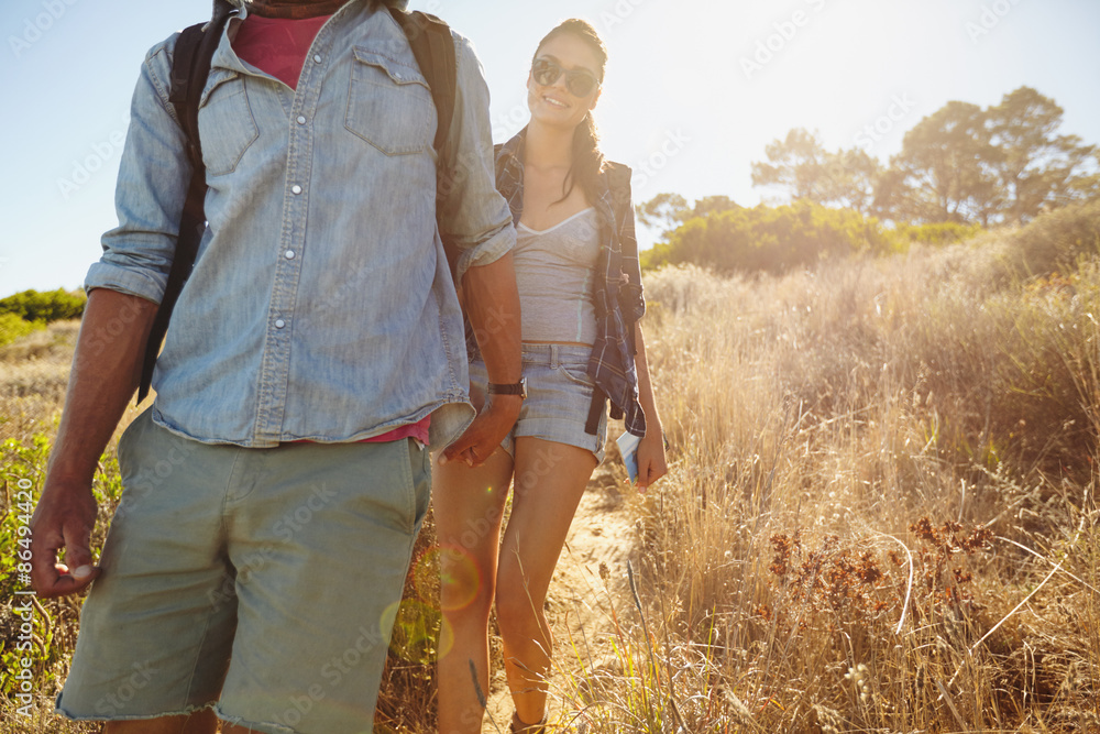 年轻女子与男友登山