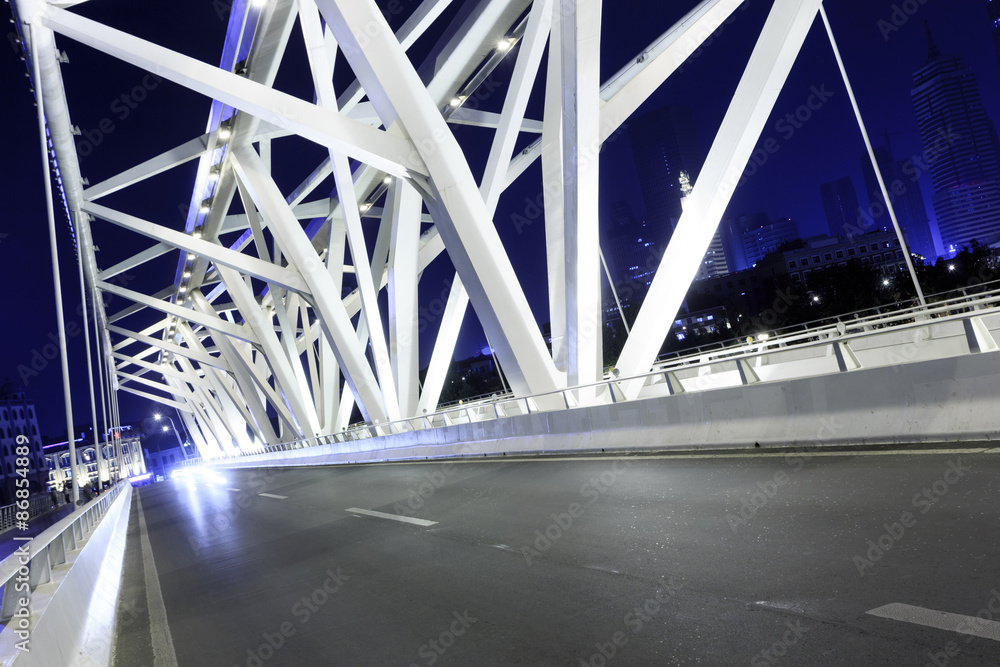 夜间路面空旷的现代桥梁