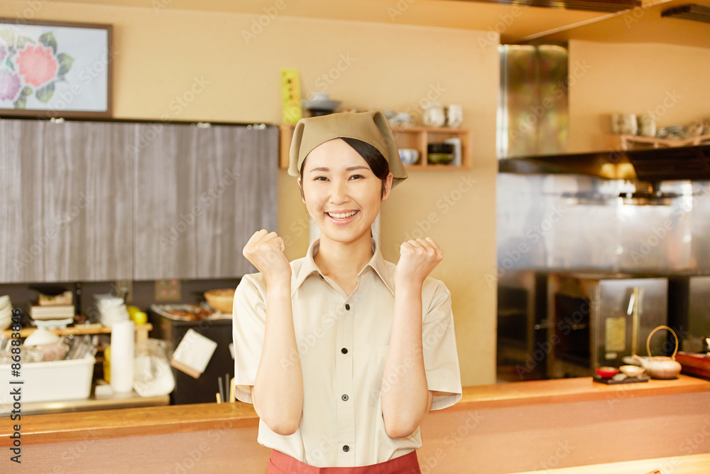 ガッツポーズする店員