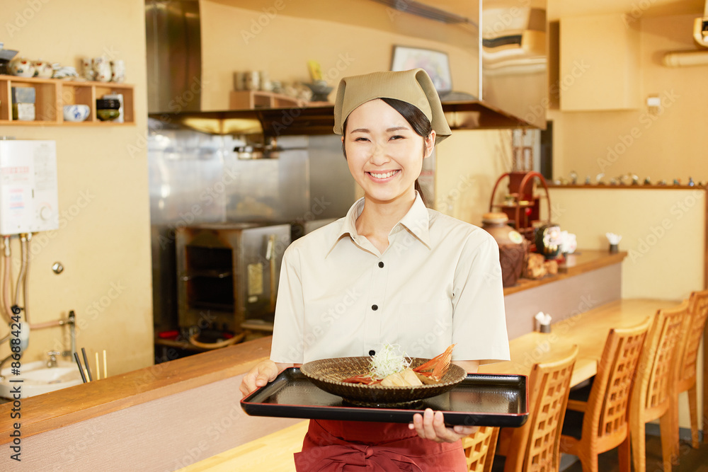 料理を運ぶ店員