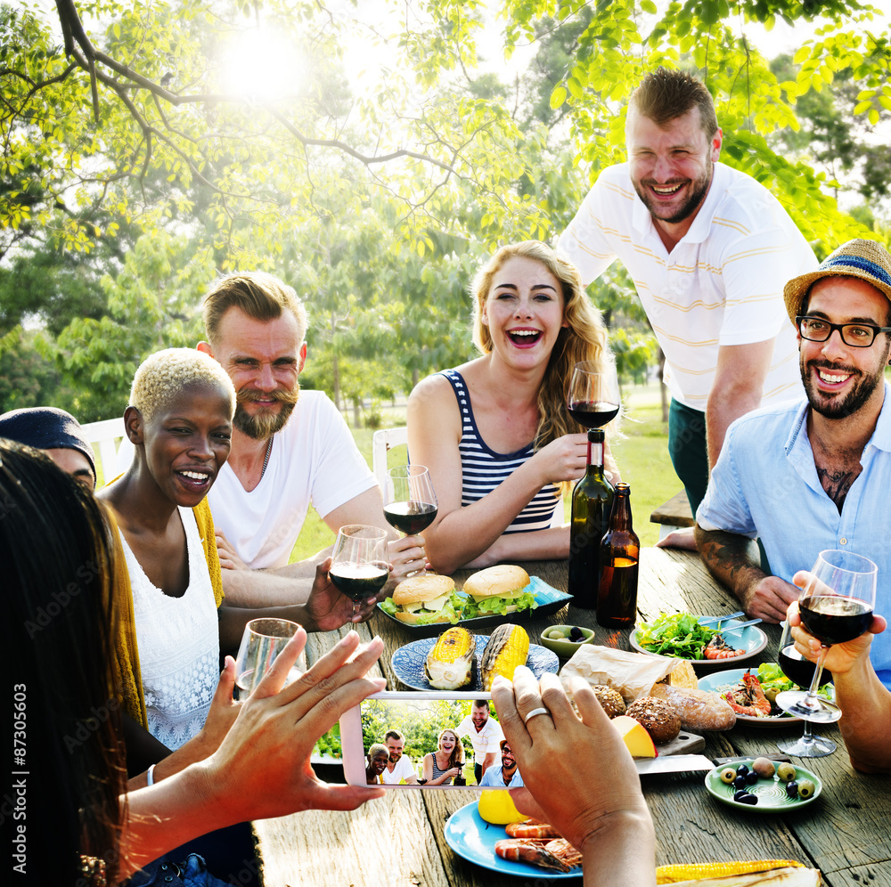 朋友友谊户外用餐人的概念