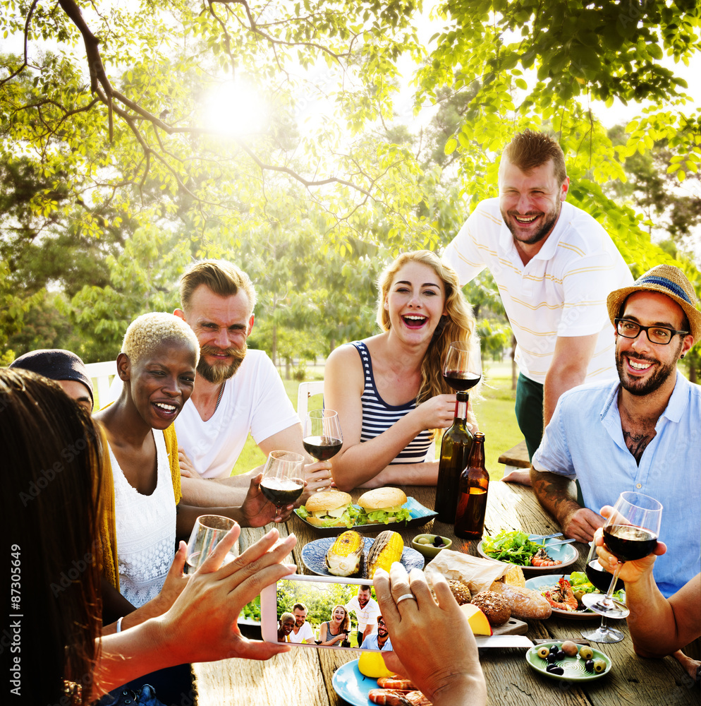 朋友友谊户外用餐人的概念