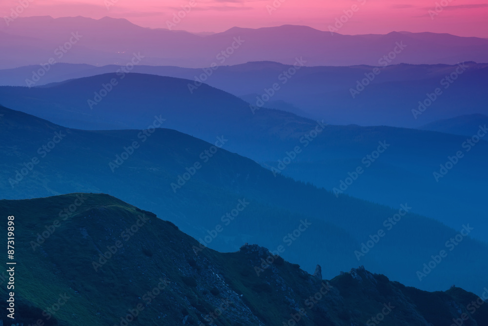 日落时山谷中的山丘线条。自然的夏季山脉景观