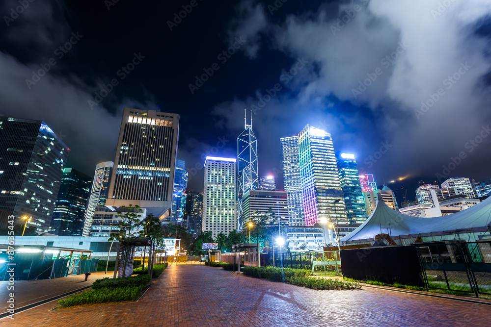 现代城市天际线和夜晚的城市街道