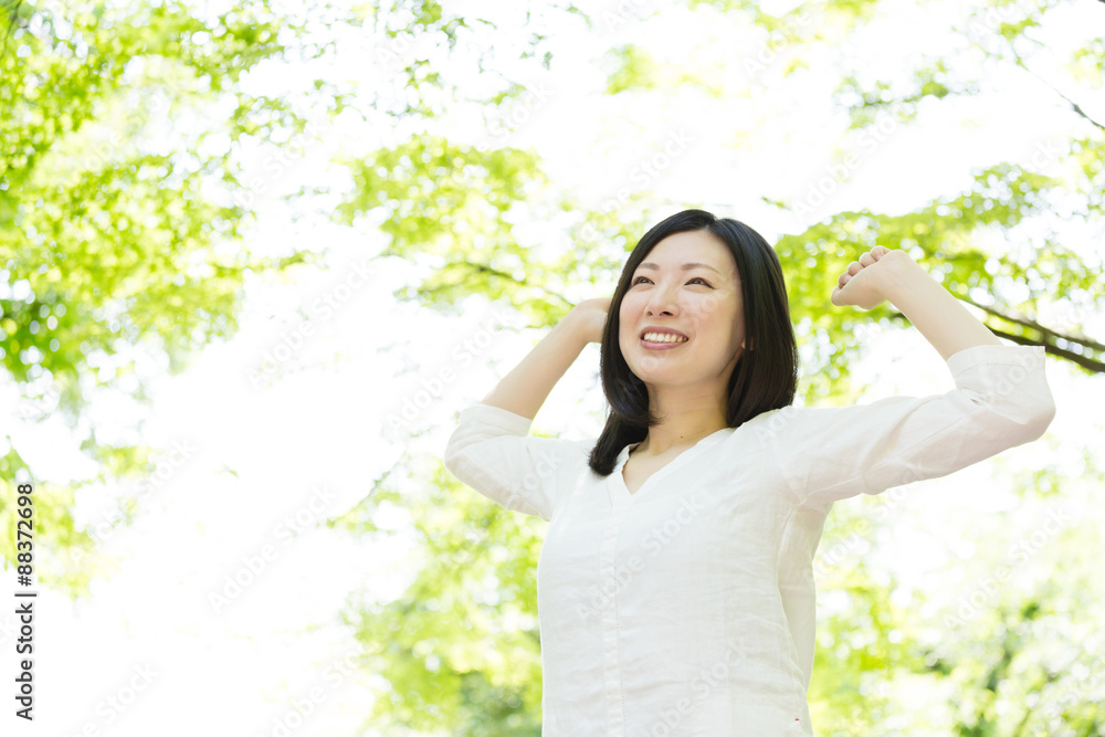 年轻的亚洲女人在公园里放松