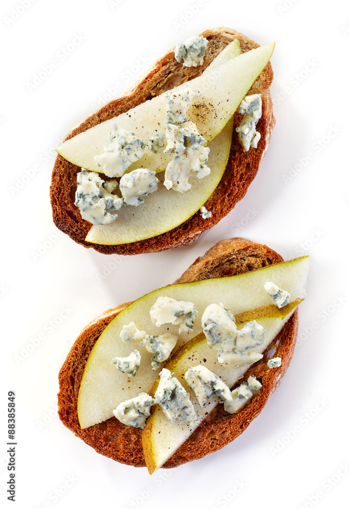 toasted bread with pear and blue cheese