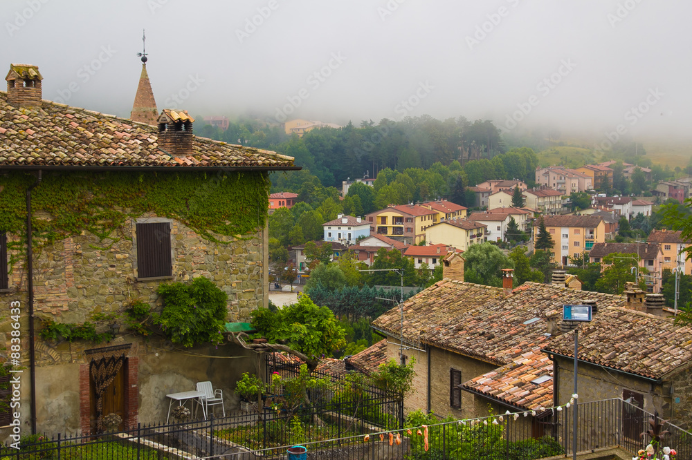 SantAgata Feltria con la nebbia全景