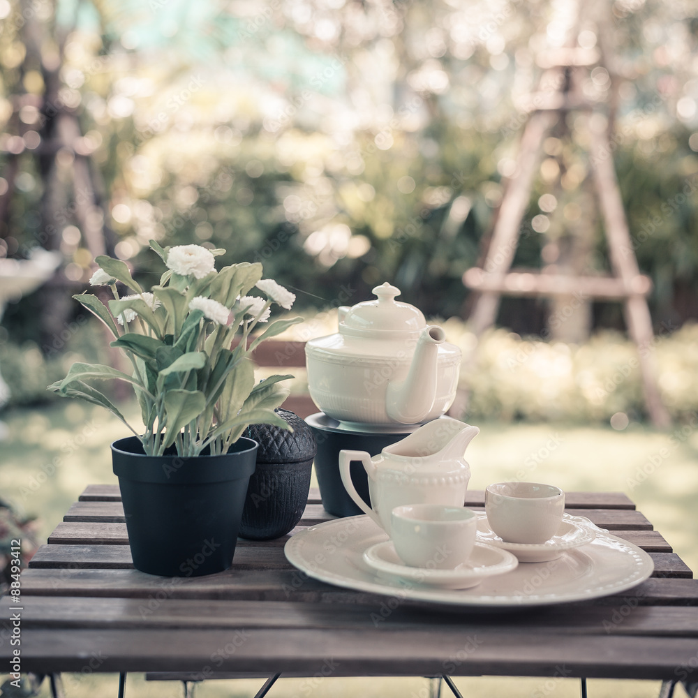 夏日花园木桌上的一杯茶