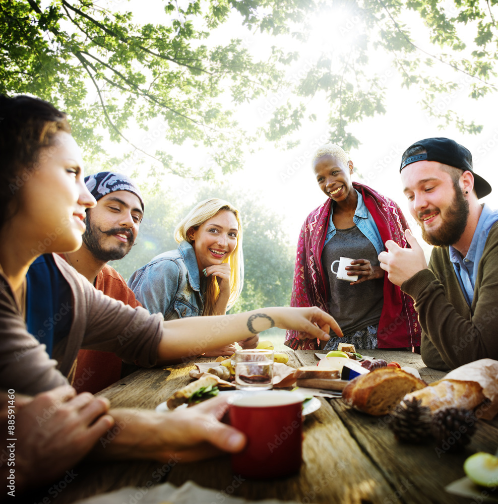 朋友友谊户外用餐人的概念