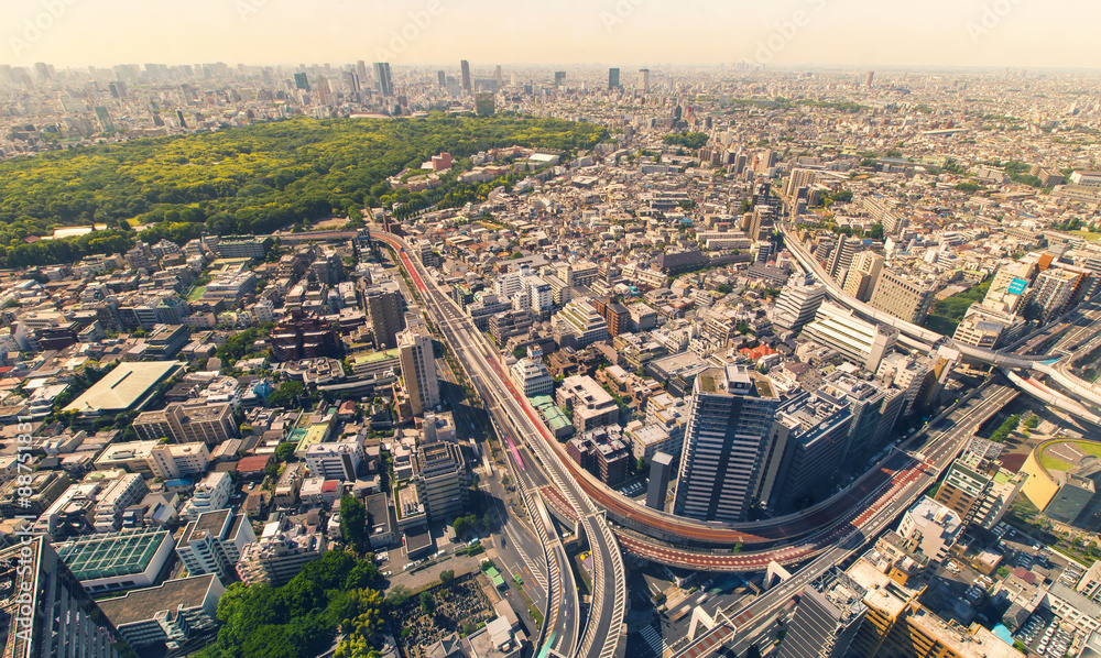 东京新宿早高峰时段大型公路交叉口鸟瞰图