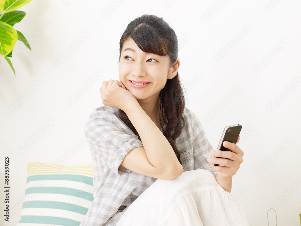 スマホを持つ笑顔の女性