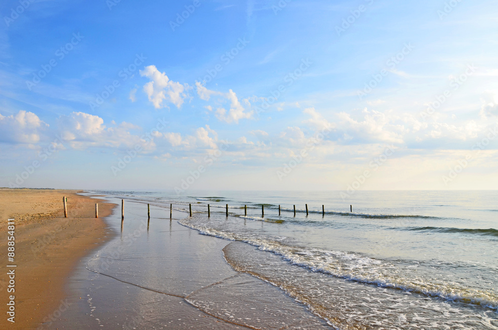 Nordseestrand und Holzpfähle