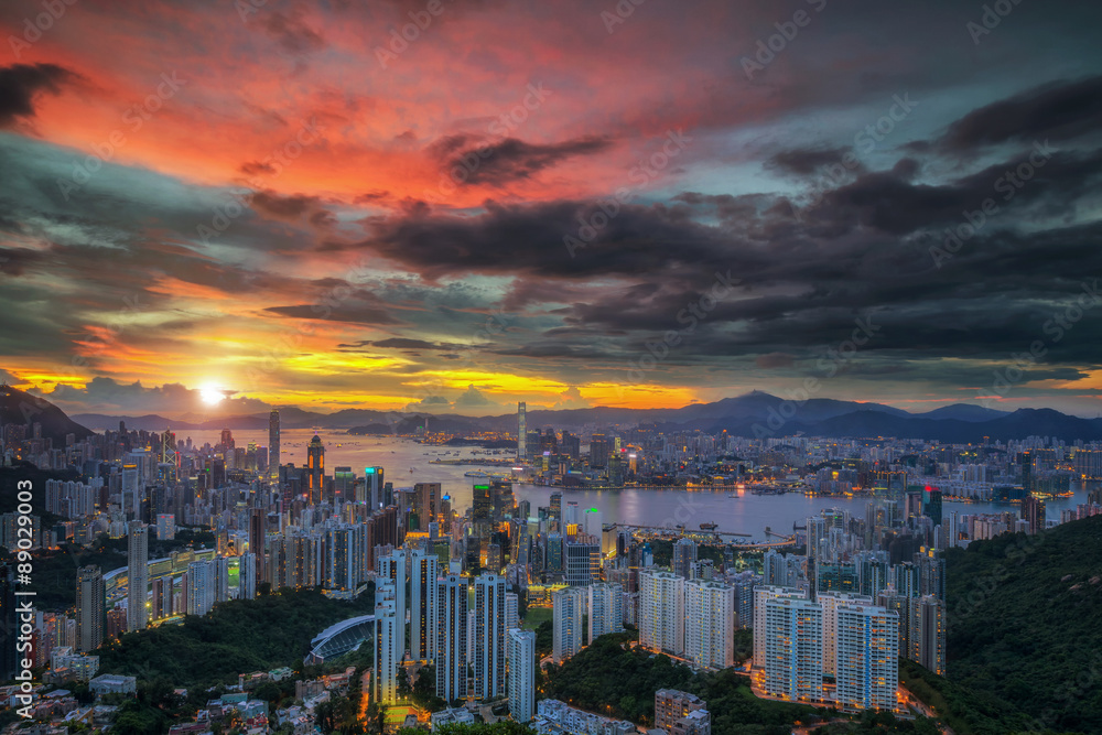 日出时香港上空热气球景观