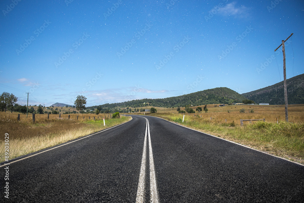 昆士兰风景区边缘的乡村道路上的星星