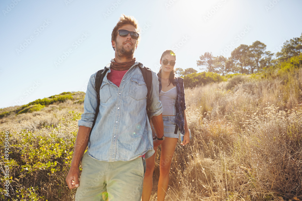 年轻男女登山