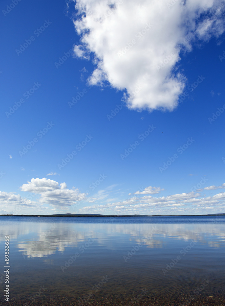 芬兰夏天的一幕美景。天空中的一些云朵与之形成了深刻的对比。