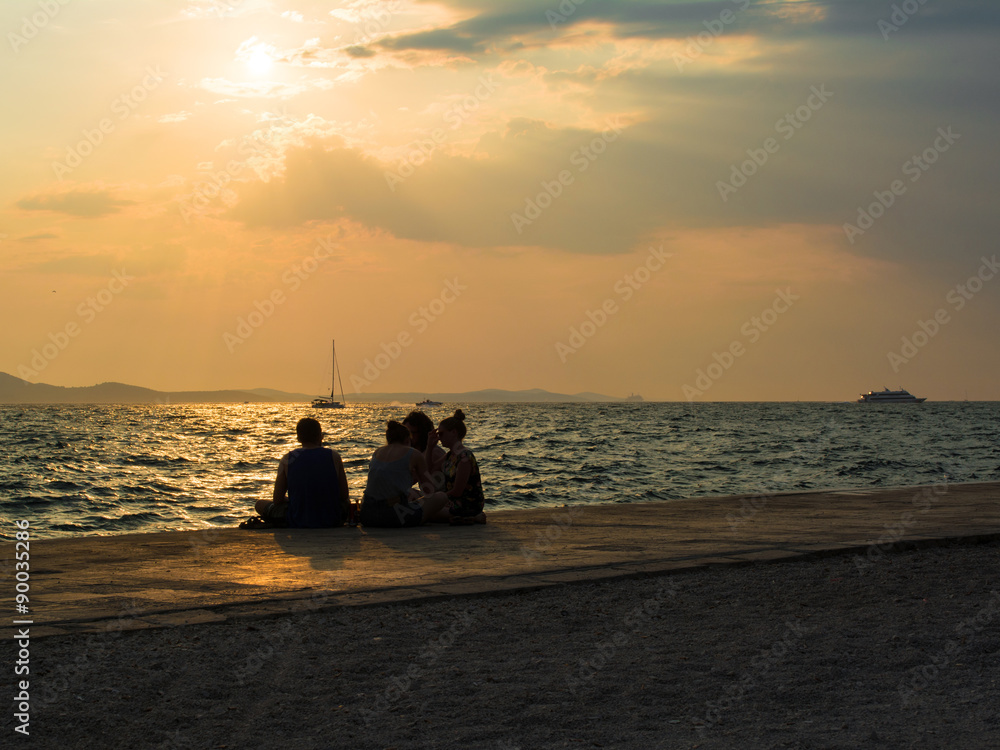 日落时分，年轻人在海滩上享受夏日时光