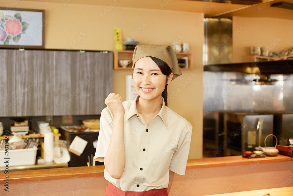 飲食店の店員　ガッツポーズ