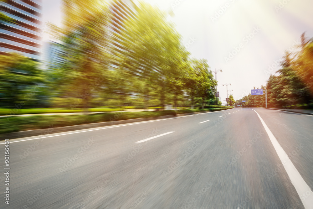 郊区道路的运动模糊