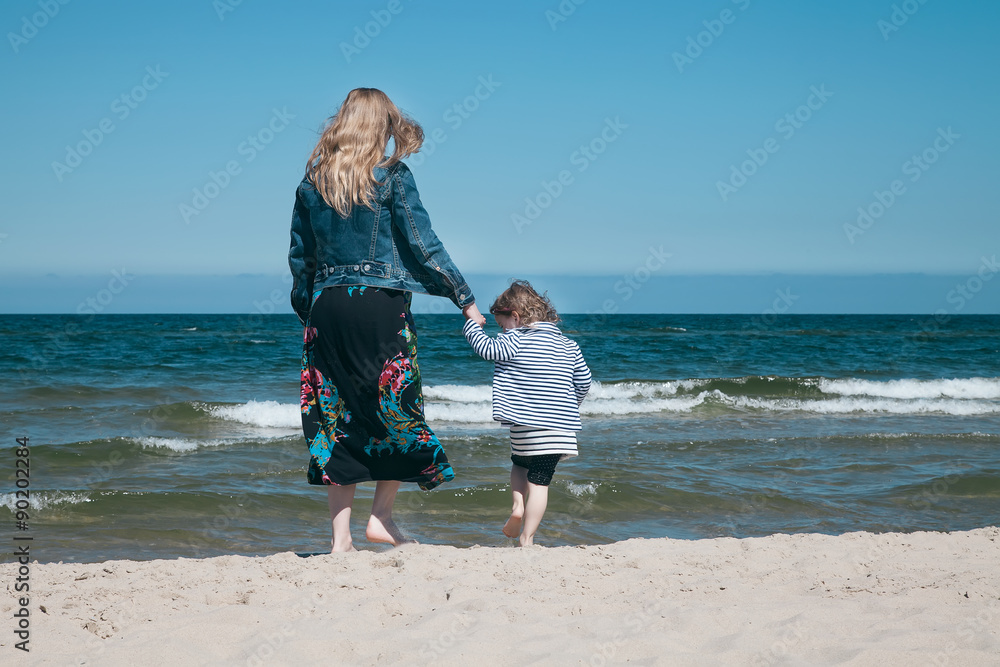 Mutter und Töchter am Seestrand