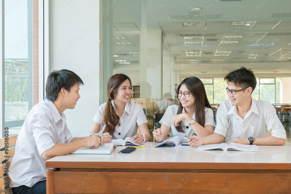 一群穿着制服的亚洲学生在教室里一起学习