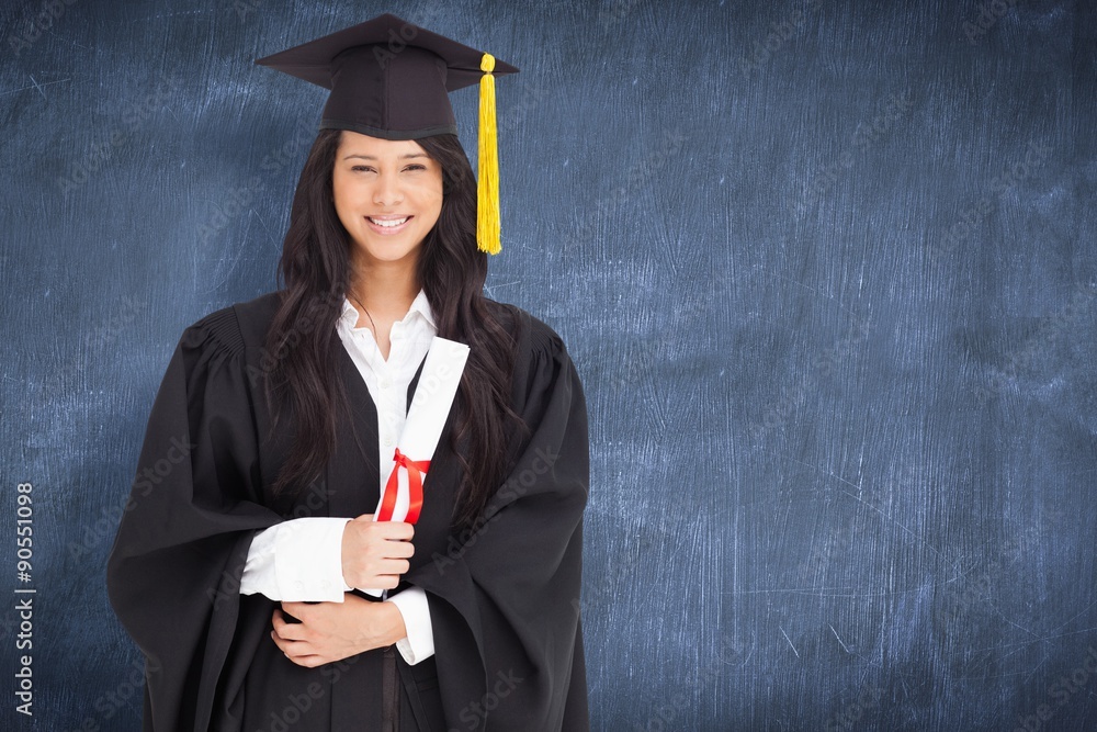 毕业典礼上穿着学位服的女人