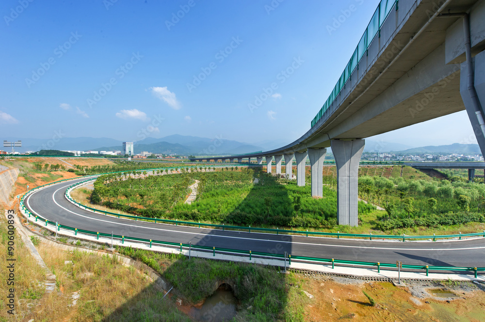 蓝天下的公路和高架桥