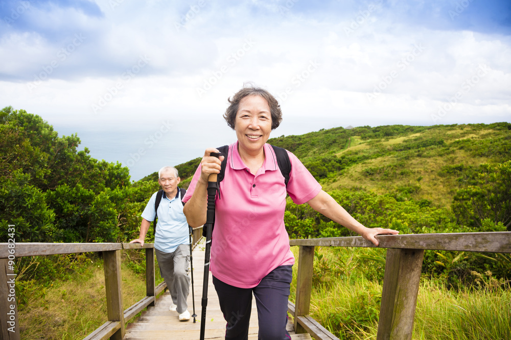 幸福的老两口登山