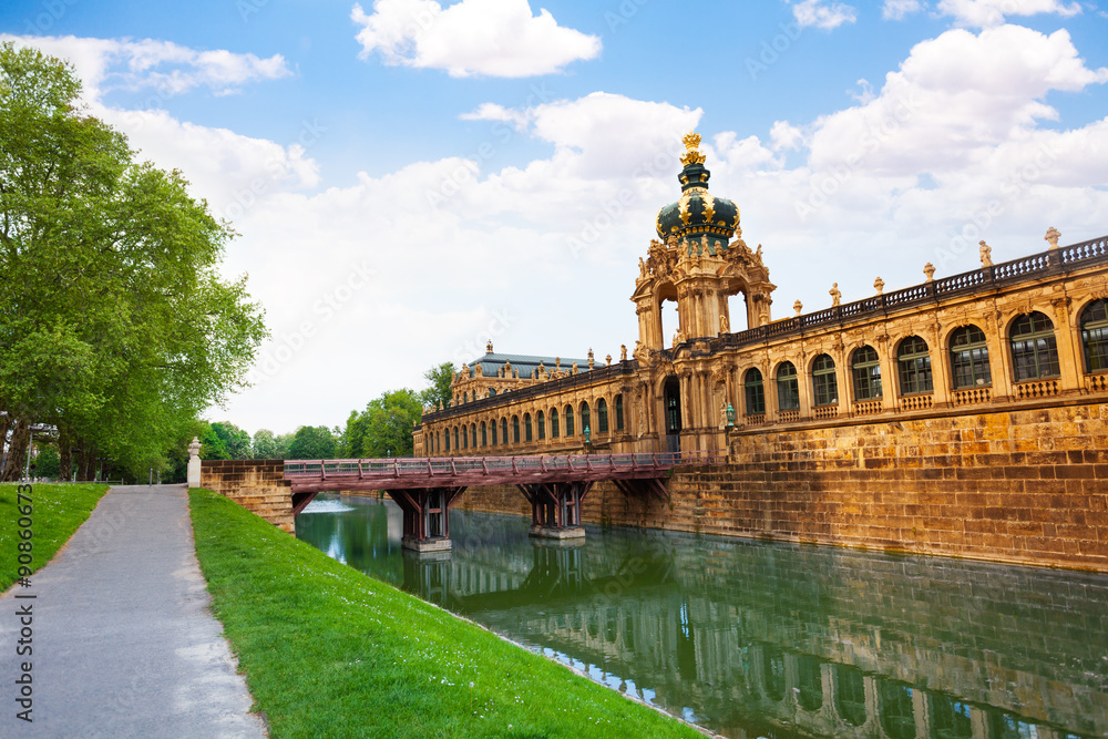 Canal and Dresden art gallery buildings