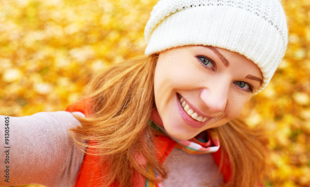 Selfie. beautiful woman photographing themselves outdoors in aut