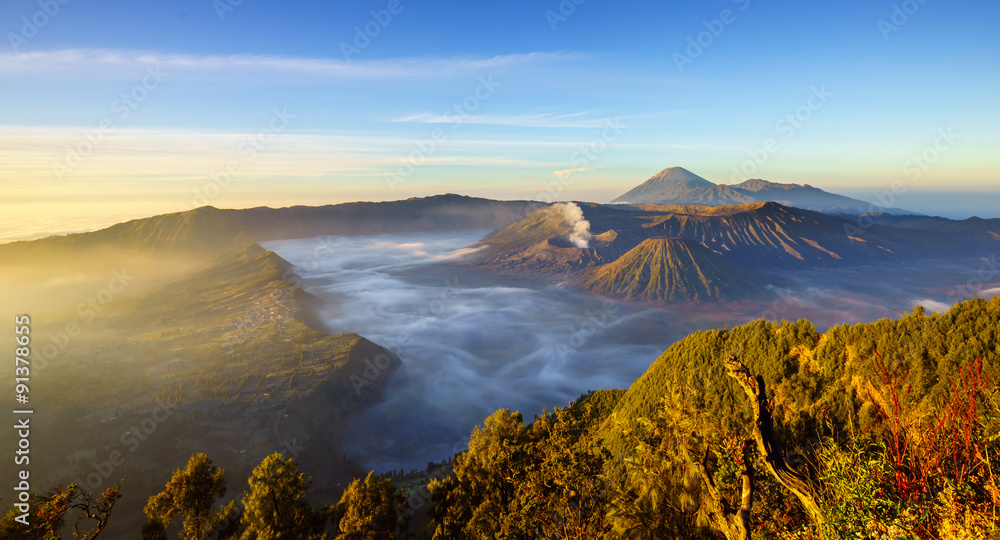 印度尼西亚东爪哇日出时的布罗莫火山