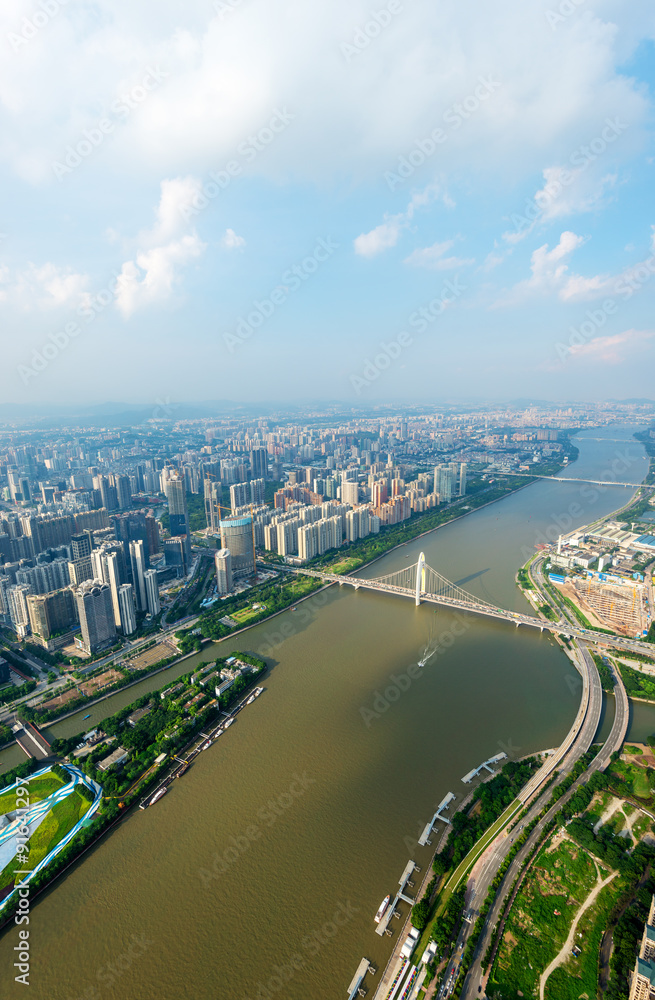 摩天大楼和河流的全景