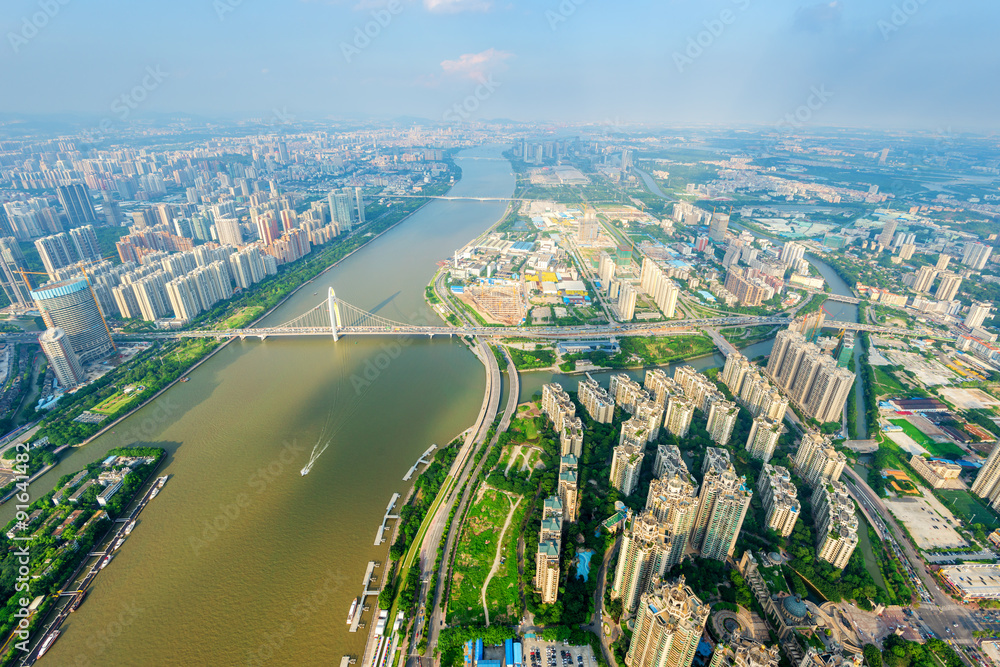 摩天大楼和河流的全景