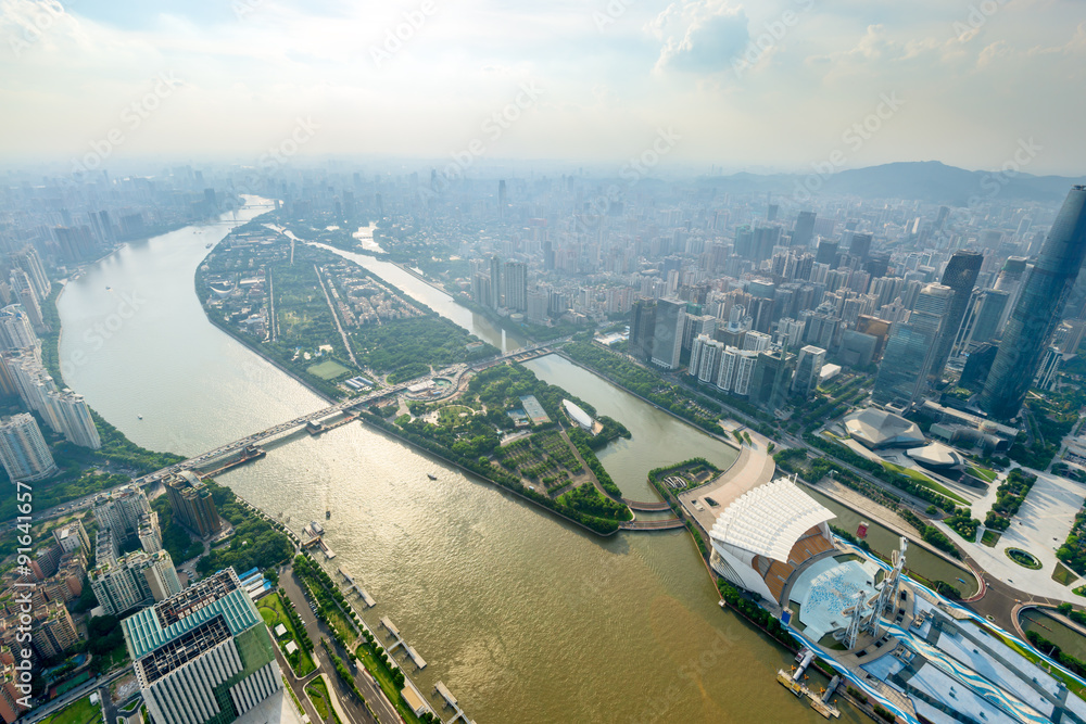 摩天大楼和河流全景