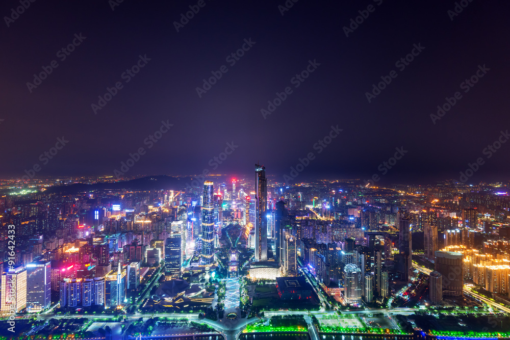 夜晚的摩天大楼全景