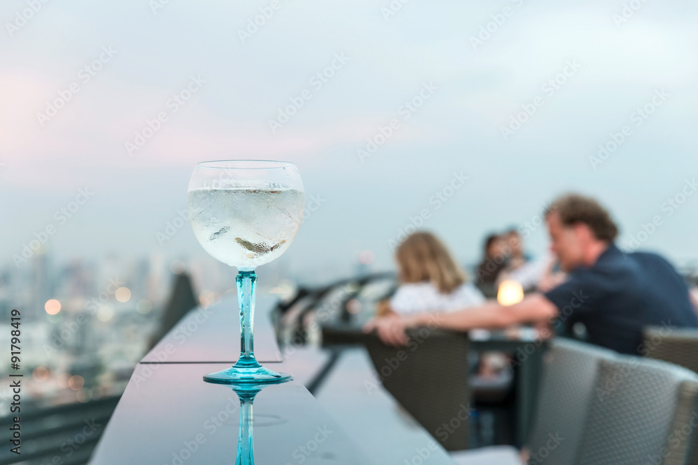 屋顶酒吧餐桌上的金汤鸡尾酒