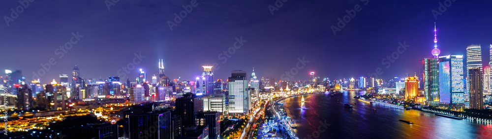 城市与河流的夜景