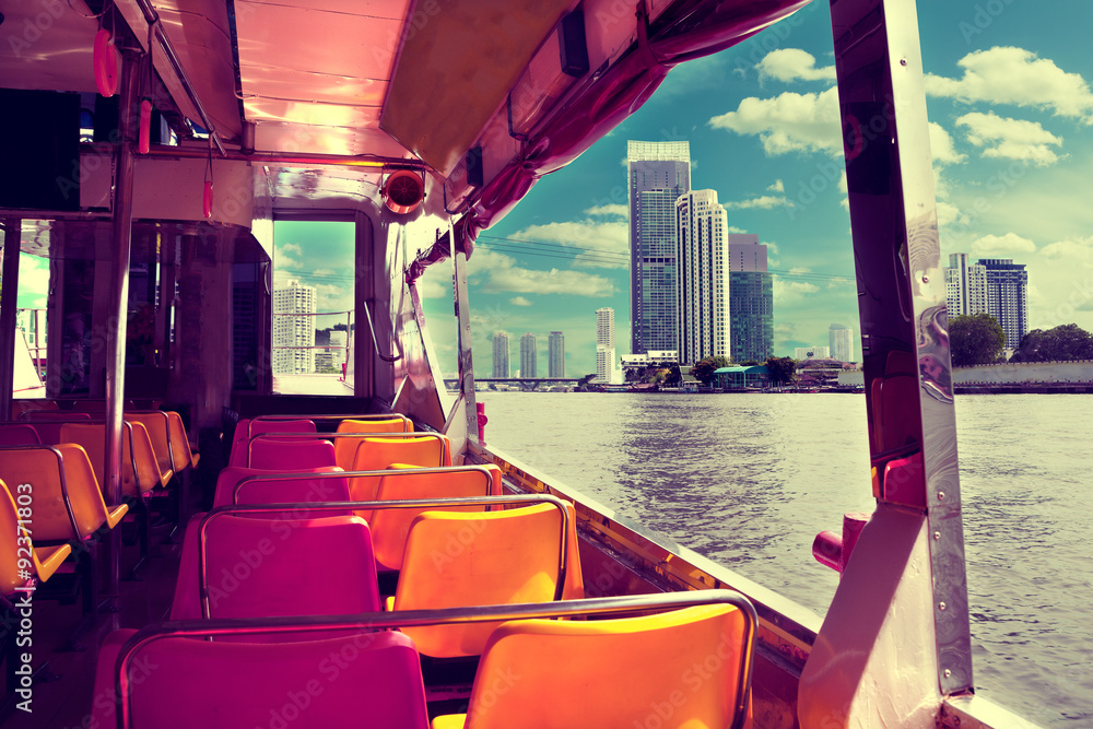 La ciudad de Bangkok. Río Chao Phraya y barco. Rascacielos Y skyline